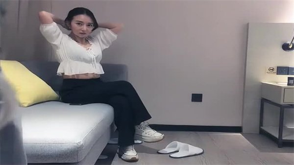 气质文静168CM外围美女隔着内裤摸屌妹子很听话