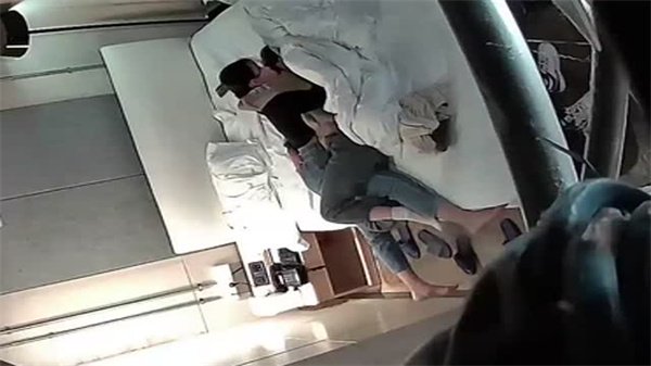 连锁酒店偷拍实录！女同情侣开房激战，双女缠绵流出