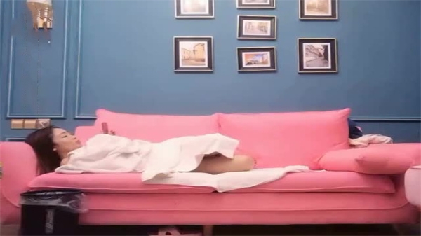 偷拍实录：高价约炮长腿苗条贫乳御姐沙发激情缠绵