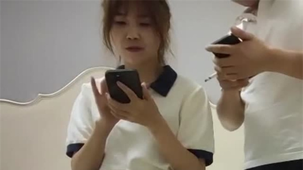 漂亮马尾女神口技一流，认真吸吮深喉服务让人欲罢不能