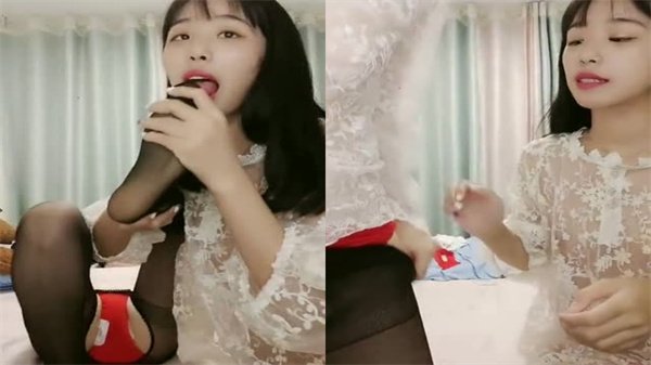 两个淫荡的女优在挑逗挑逗，相互抚摸亲吻呻吟迷人