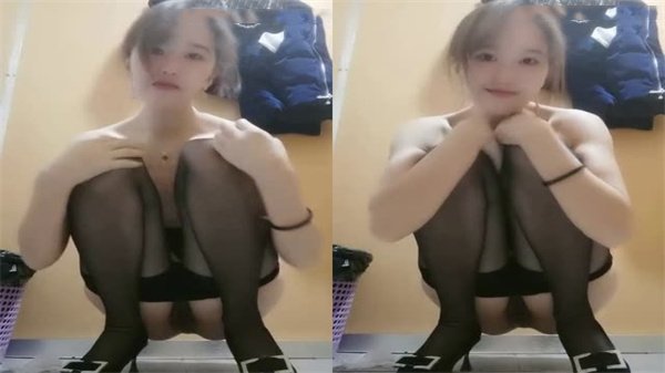 卖场公厕大胆露出！高跟黑丝贫乳痴女淫语挑逗，假屌狂抽骚穴干到高潮翻白眼