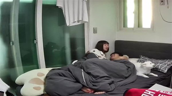 居家摄像头南韩情侣家里打情骂俏做爱日常流出
