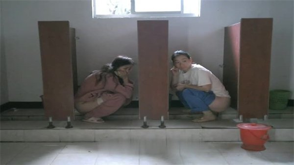 佼佼者出品全景厕拍神作！一镜到底偷窥4厕位美女激情释放，湿身诱惑刺激到爆！1