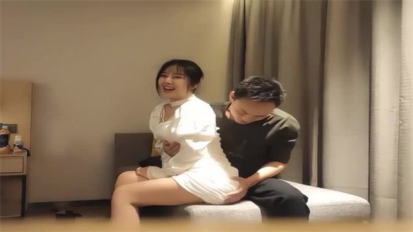 步宾探花白裙妹甜美出击，极品身材诱惑撩人欲火焚身
