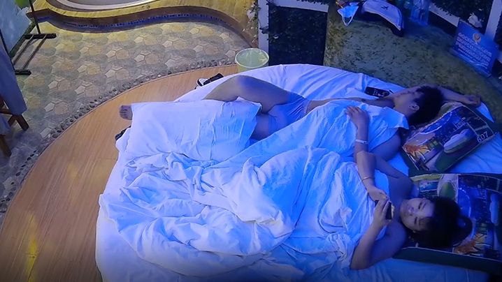 怀孕美少妇在情趣酒店大圆床上被小帅哥侧入爆操内射！